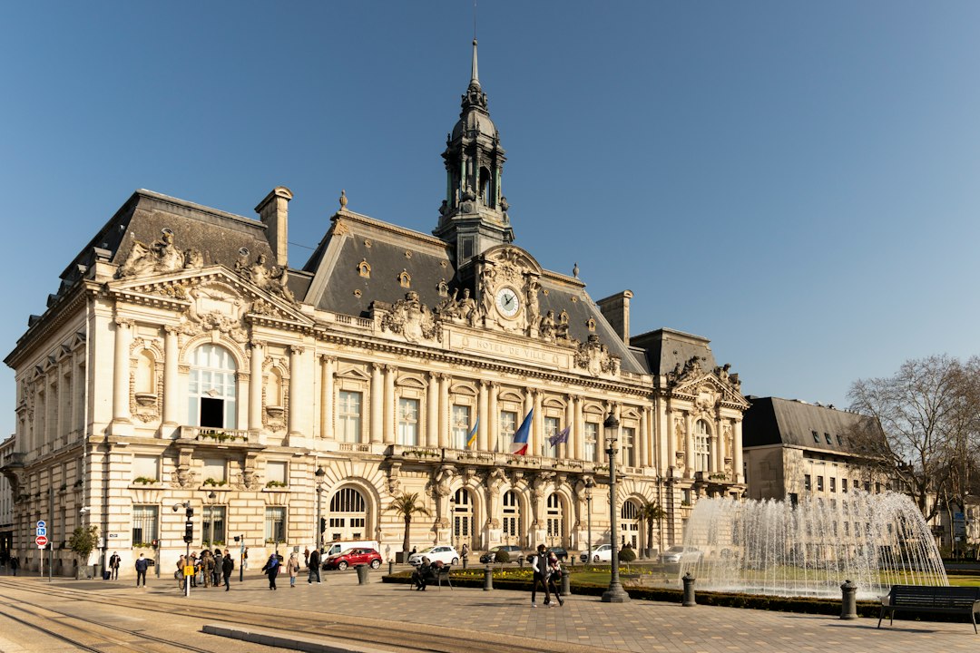 France : la justice ordonne un titre provisoire à un père algérien pour soigner son fils
